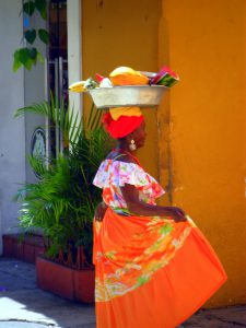 donna colombiana in abiti tradizionali a Cartagena de Indias
